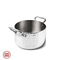 Pentola in acciaio inox con superficie martellata, doppio manico e finitura lucida, su sfondo bianco.
