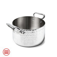 Pentola bassa in acciaio inox con finitura martellata e doppio manico tubolare lucido, senza coperchio, su sfondo bianco.