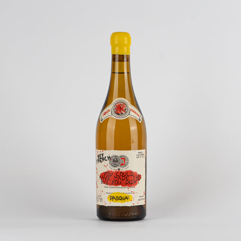 bottiglia di vino bianco con tappo giallo, etichetta bianca con scritte rosse e nere, sfondo bianco