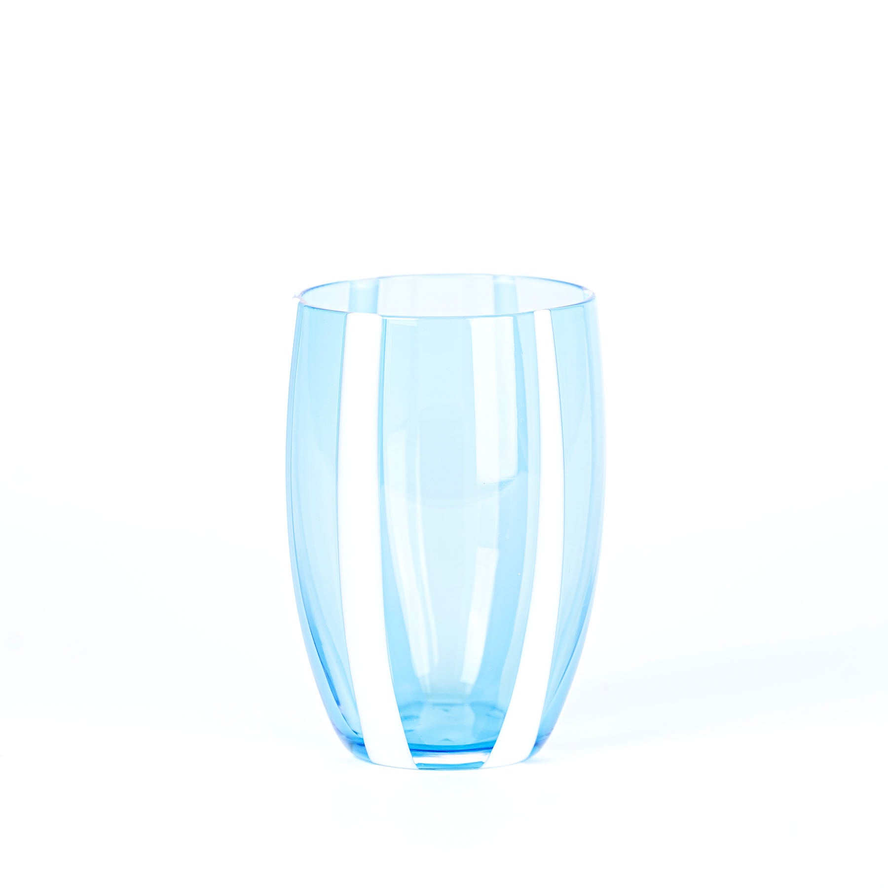 Bicchiere trasparente azzurro con due fasce verticali bianche, su sfondo bianco.