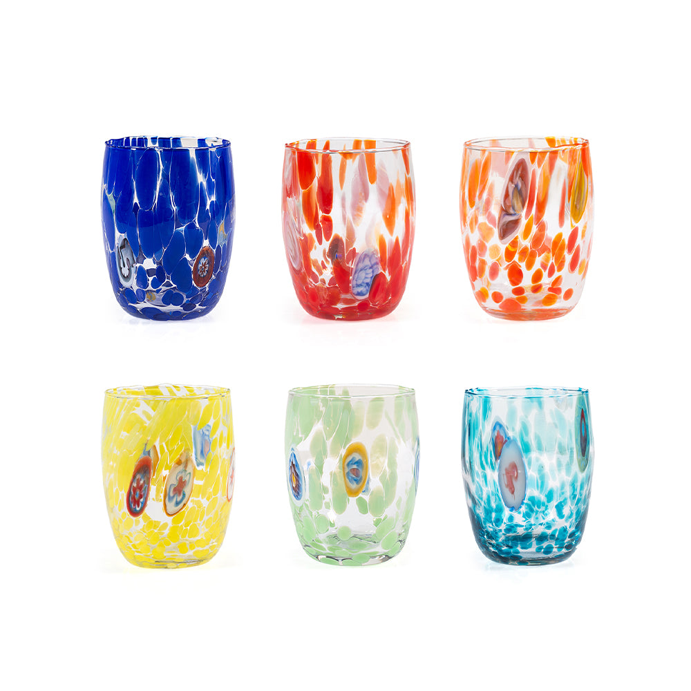 Sette bicchieri in vetro colorato: blu, rosso, arancione, giallo, verde e turchese, con motivi decorativi.