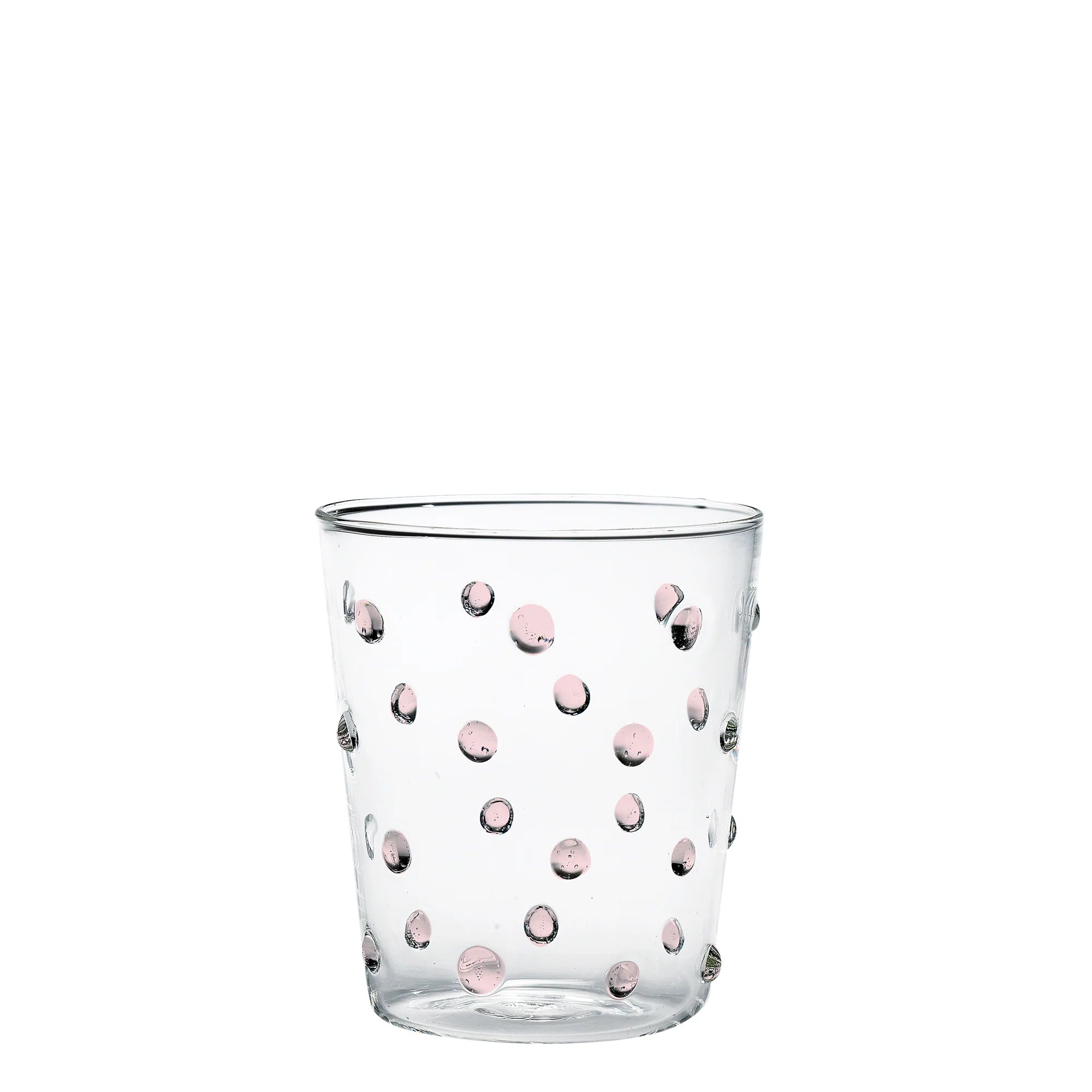 Bicchiere trasparente in vetro con piccoli rilievi rotondi rosa, forma conica leggermente svasata, sfondo bianco.