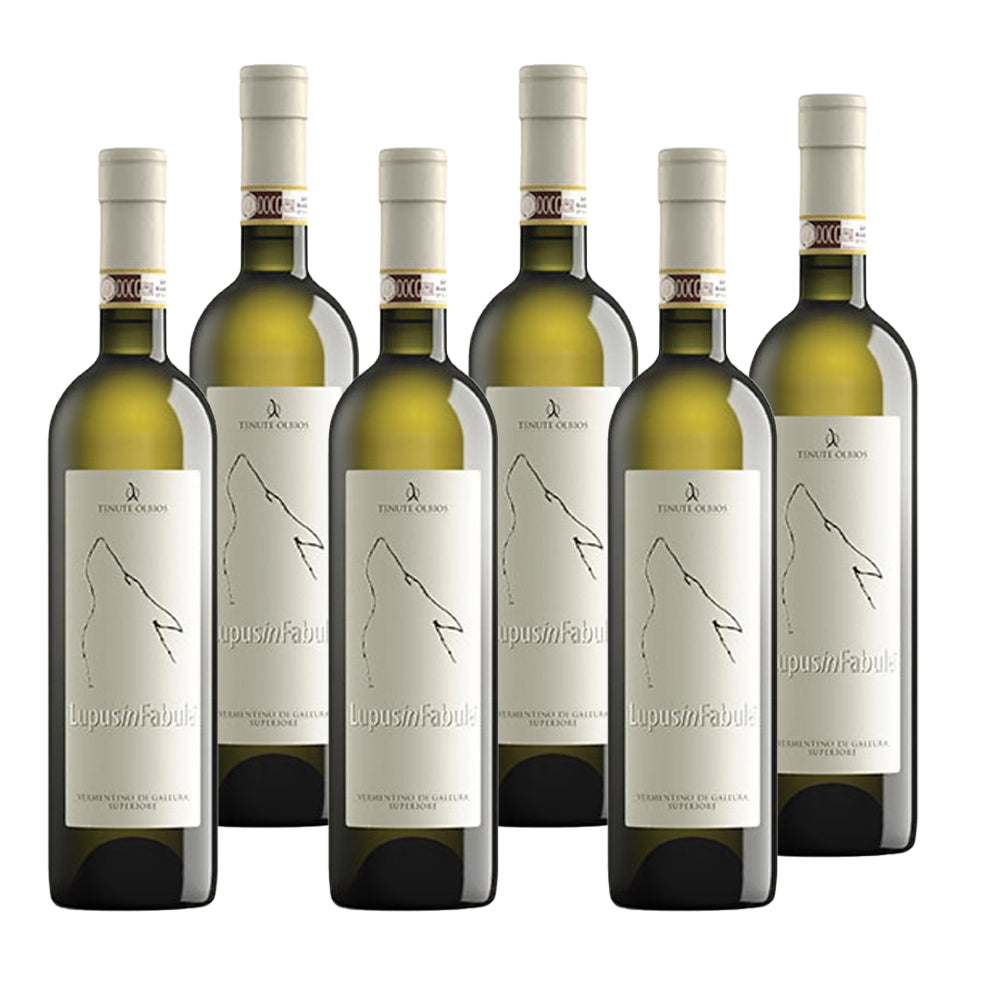 Sei bottiglie di vino bianco, etichetta chiara con disegno di un lupo, in un ambiente neutro.