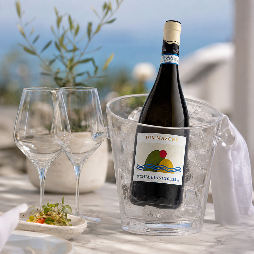 Vino bianco servito fresco in estate con calici e accessori
