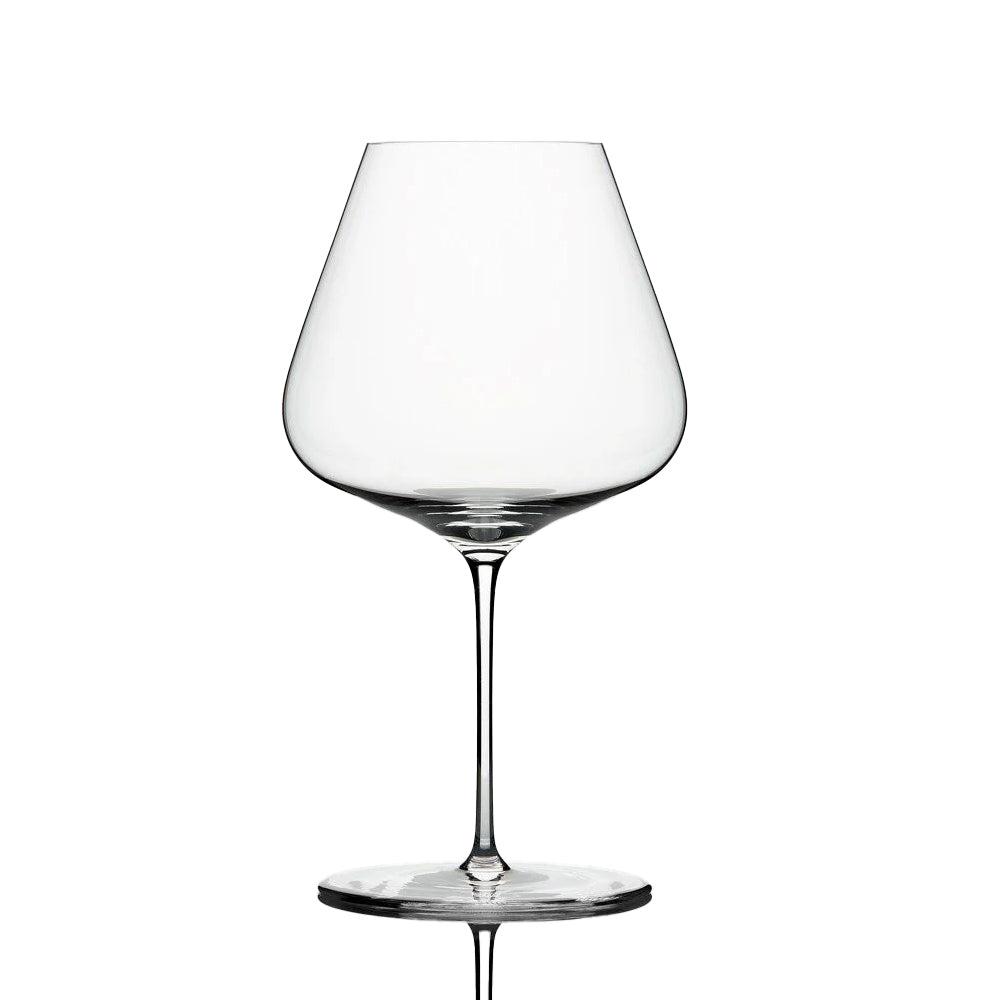 Calice trasparente in vetro con ampia coppa conica e stelo sottile, sfondo bianco neutro, senza decorazioni.