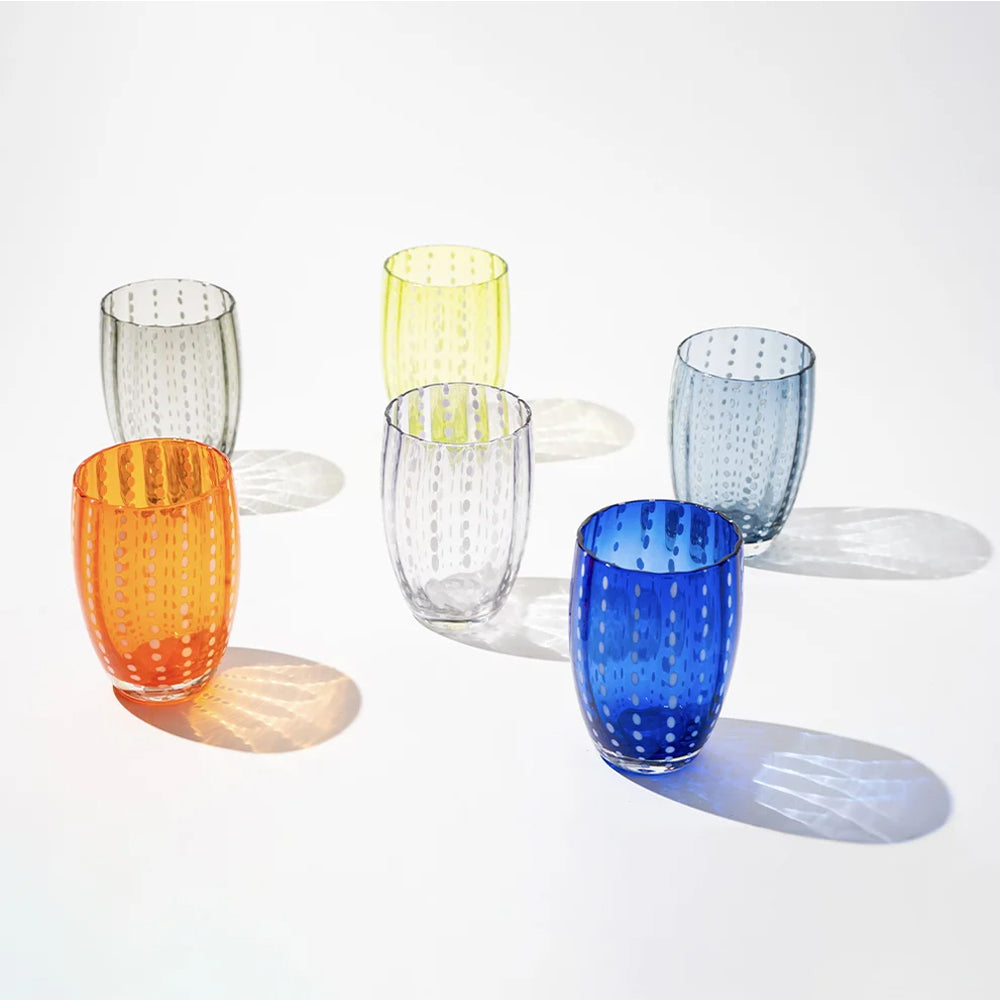 Vasos de agua para poner una mesa elegante