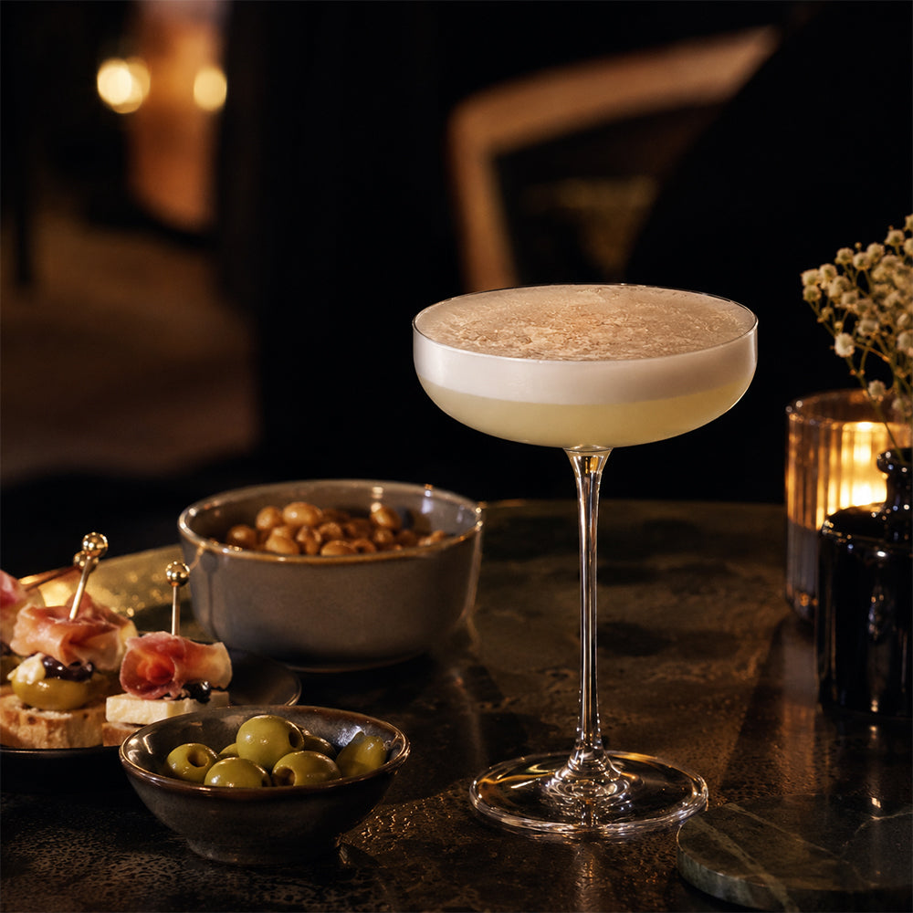 Cocktailglazen en glazen op voet voor Spritz, gin-tonic en apericena-drinks