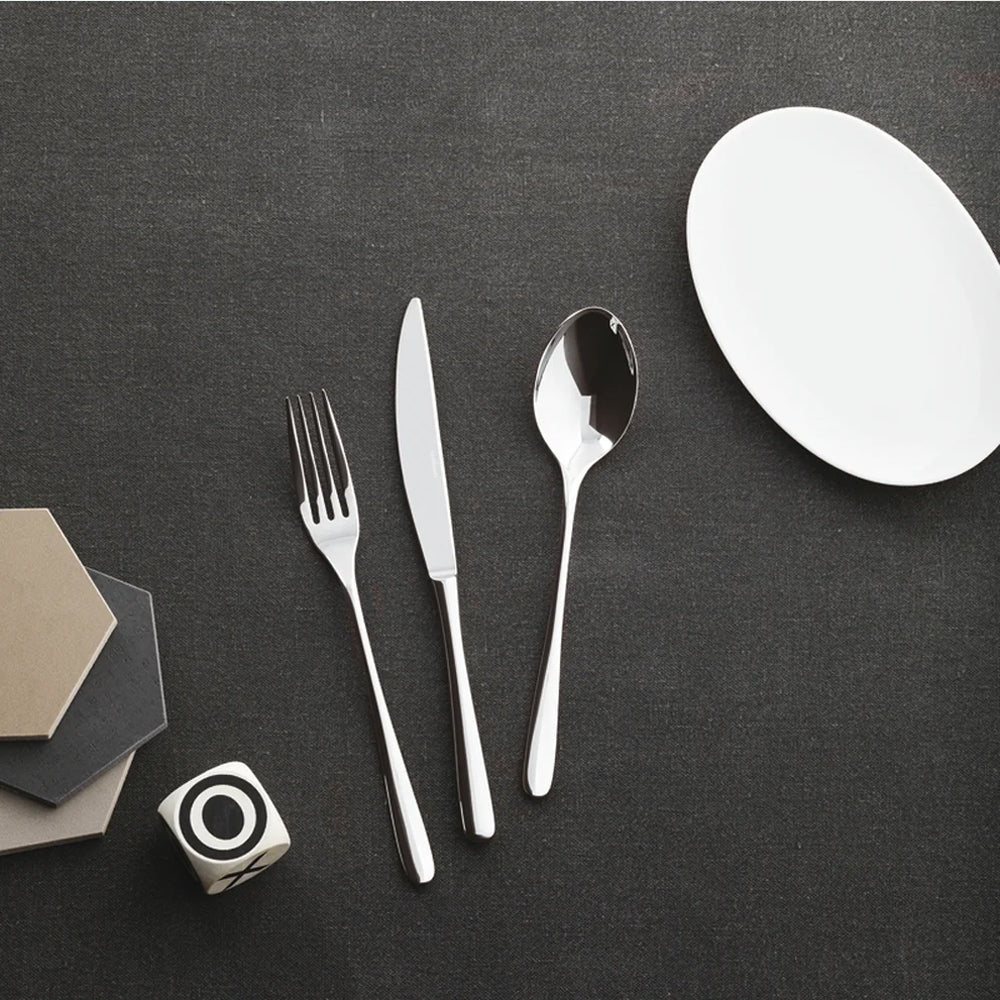 Cubiertos para poner una mesa elegante y moderna