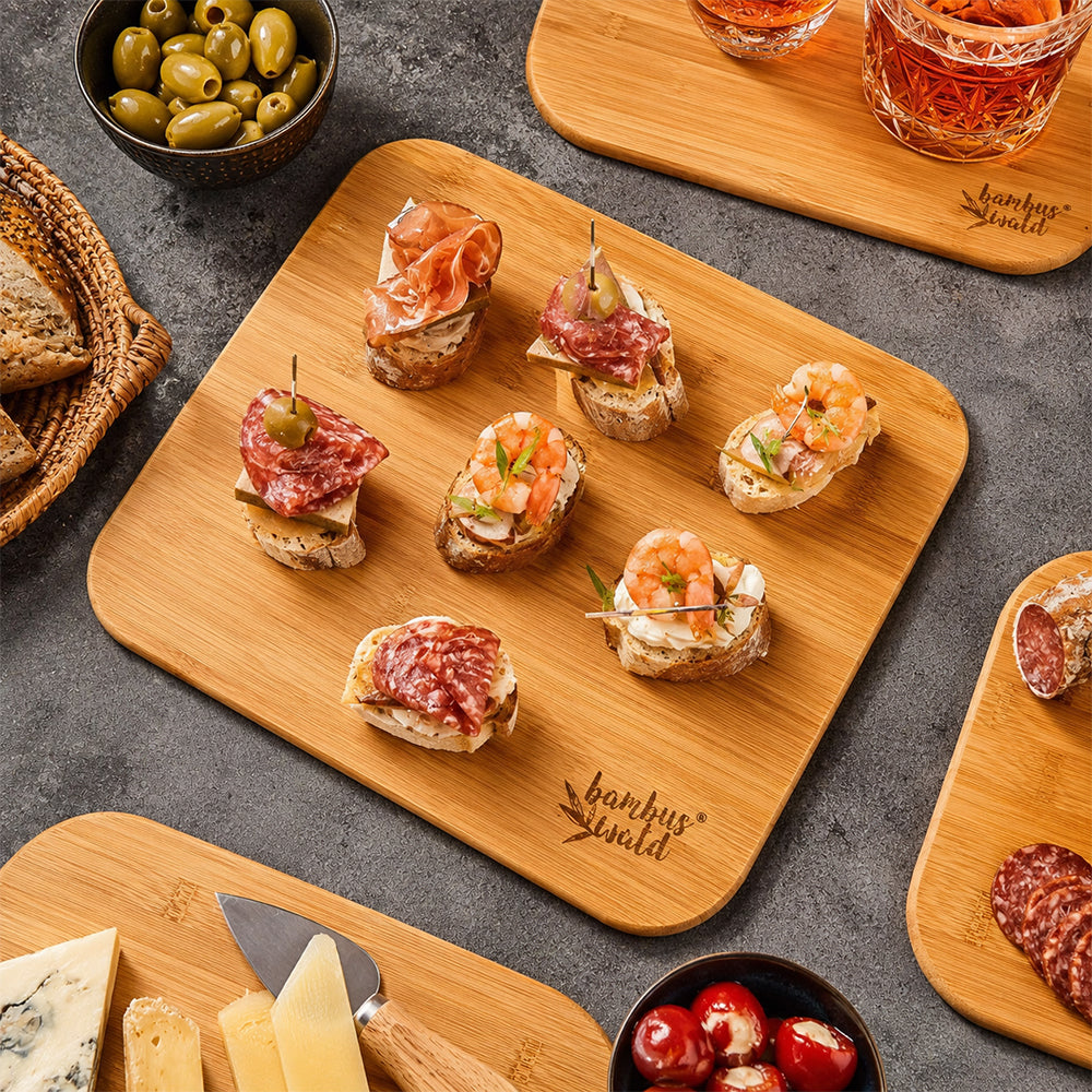 Dienbladen met fingerfood en hapjes voor een apericena thuis