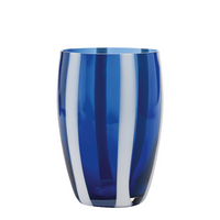 bicchiere in vetro blu con strisce verticali bianche, forma cilindrica leggermente conica, sfondo bianco isolato