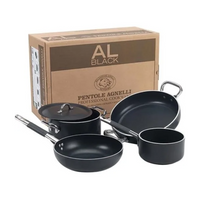 Set di quattro pentole e padella nere in metallo con manici in acciaio, con coperchio e scatola di cartone sullo sfondo.
