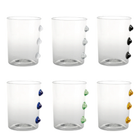Sei bicchieri trasparenti in vetro con tre gocce decorative su un lato, colori delle gocce: bianco, grigio, nero, blu, verde e giallo, su