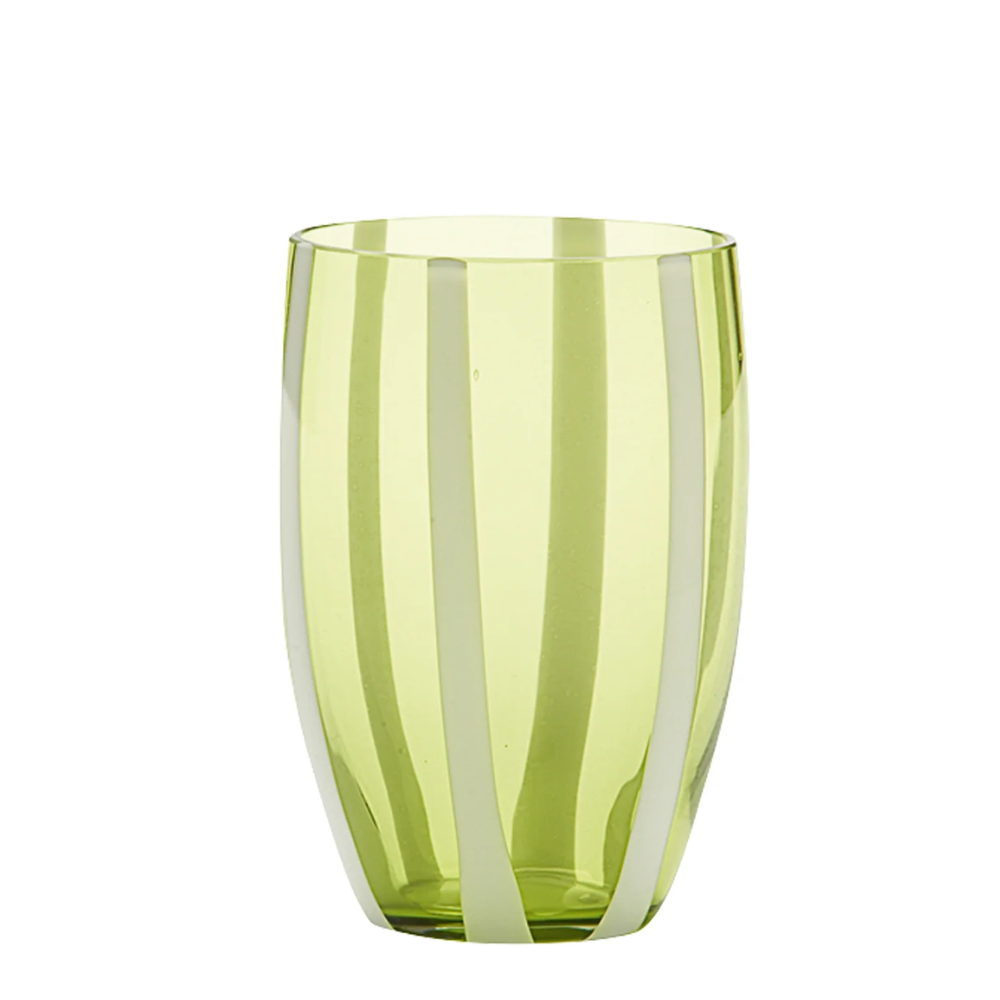 bicchiere verde trasparente con decorazioni verticali opache bianche su sfondo bianco