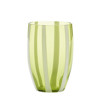 bicchiere verde trasparente con decorazioni verticali opache bianche su sfondo bianco
